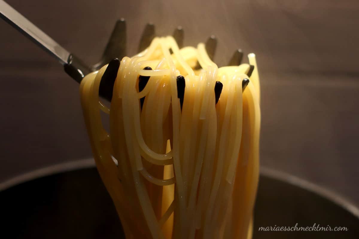 Spaghetti mit Tomaten und Mozzarella heiß-kalt