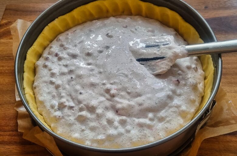 Saftiger Johannisbeerkuchen mit Mandelbaiser