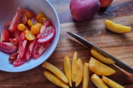 Tomaten-Pfirsich-Salat auf Frischkäse - Making-Of