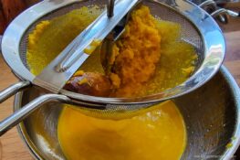 Pürieren der Paprikasuppe mit Zitronengras